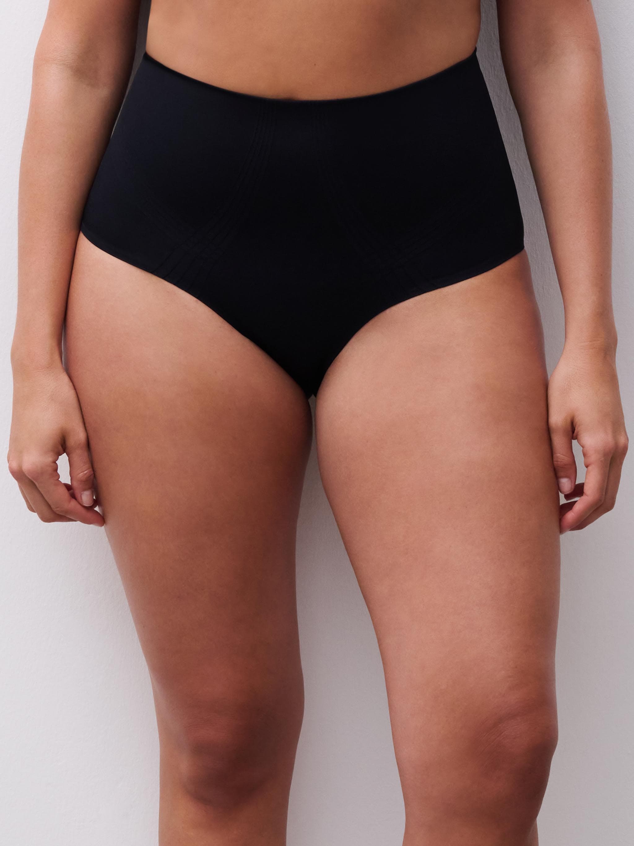 Højtaljet trusse med shaping effekt - Black