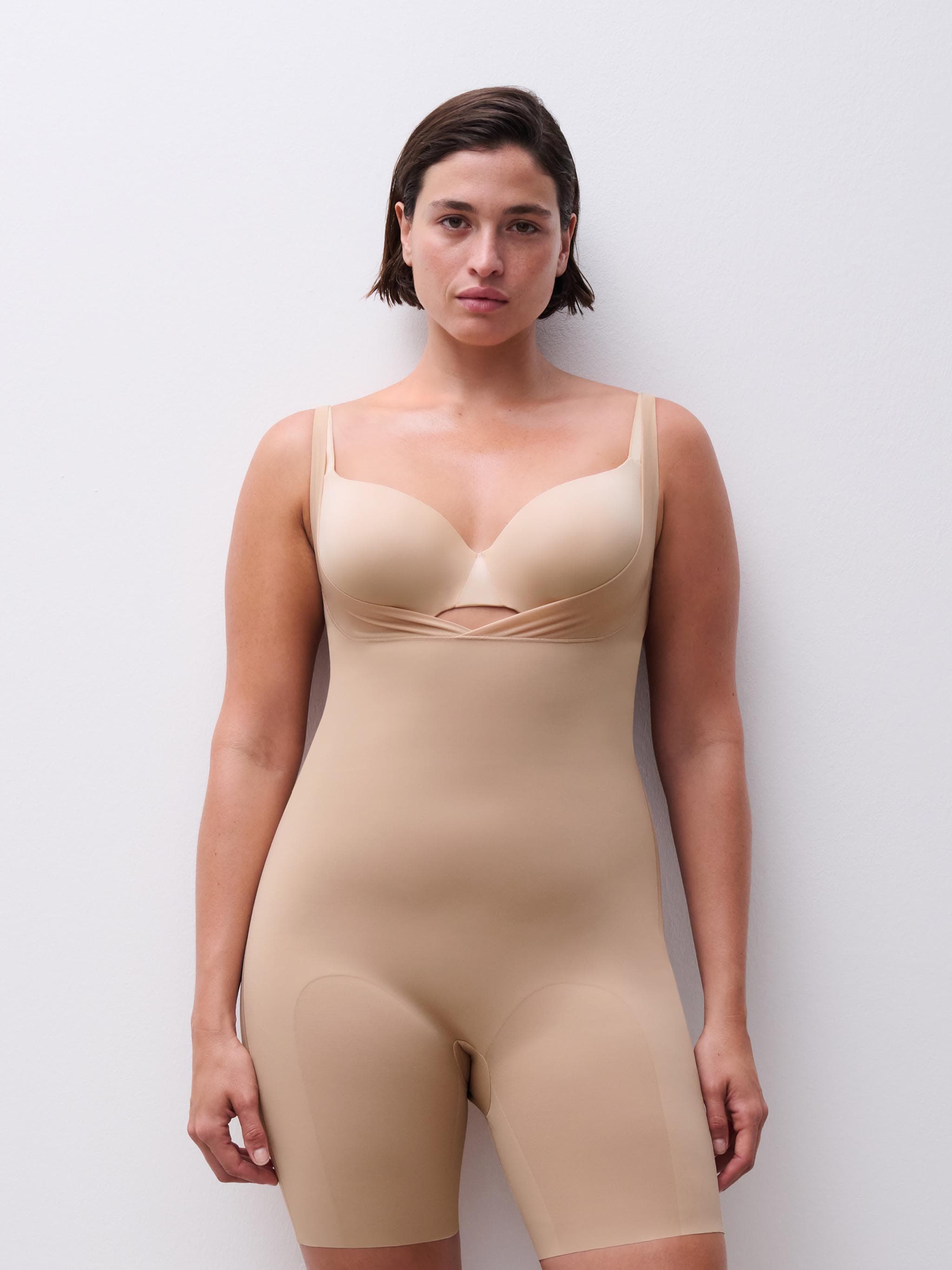 Body med shaping effekt og shorts - Nude