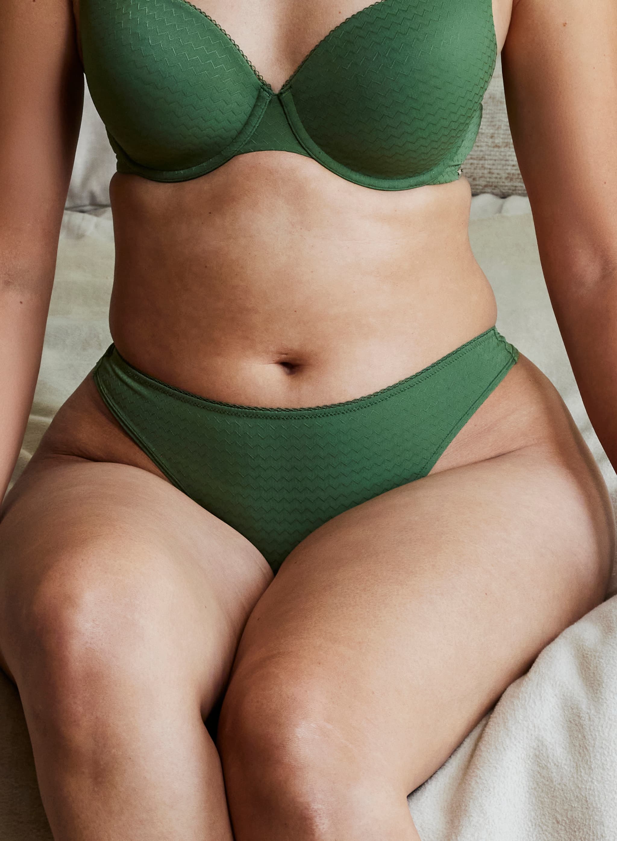 String - Bronze green