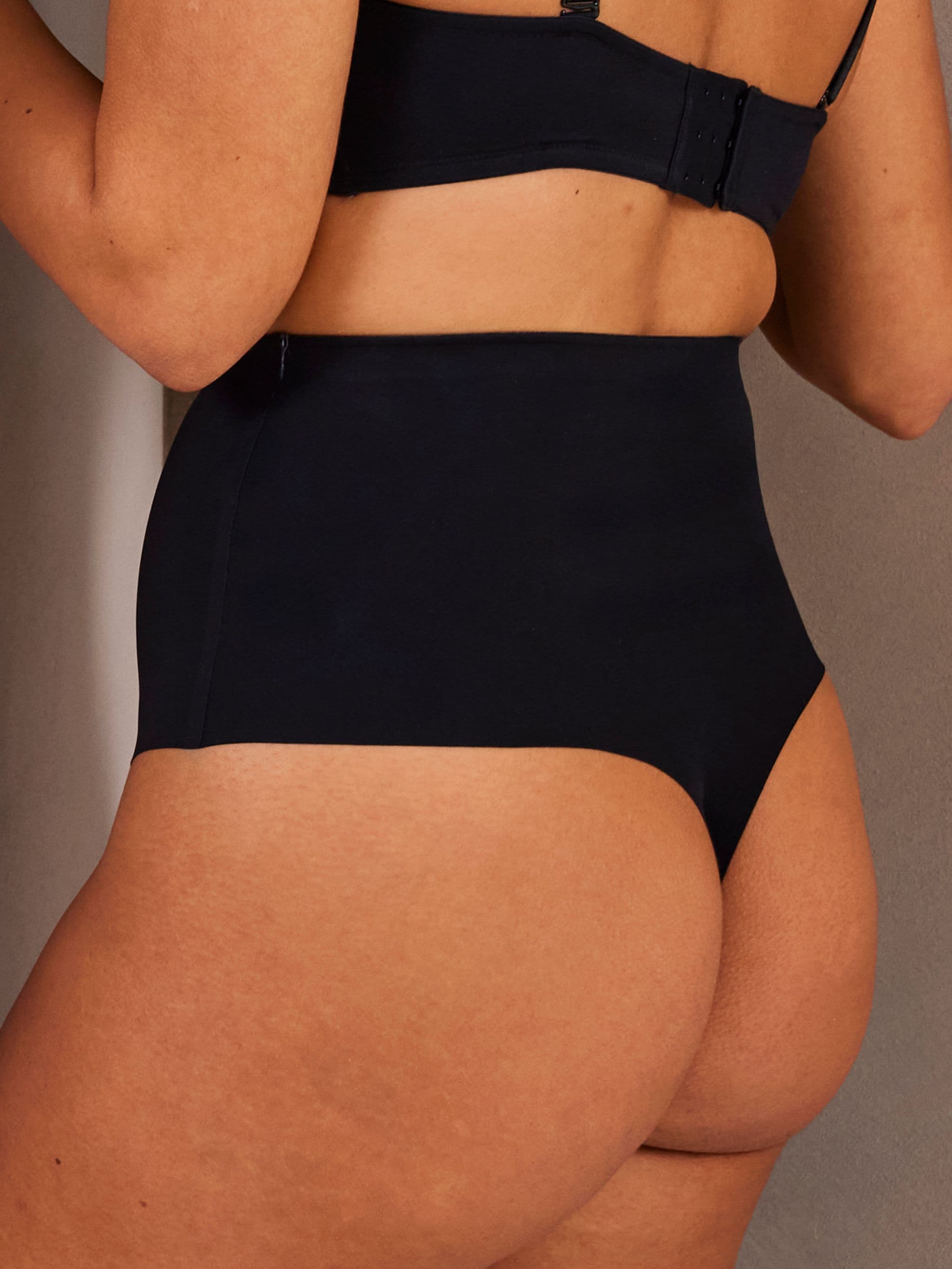 Højtaljet string - Black