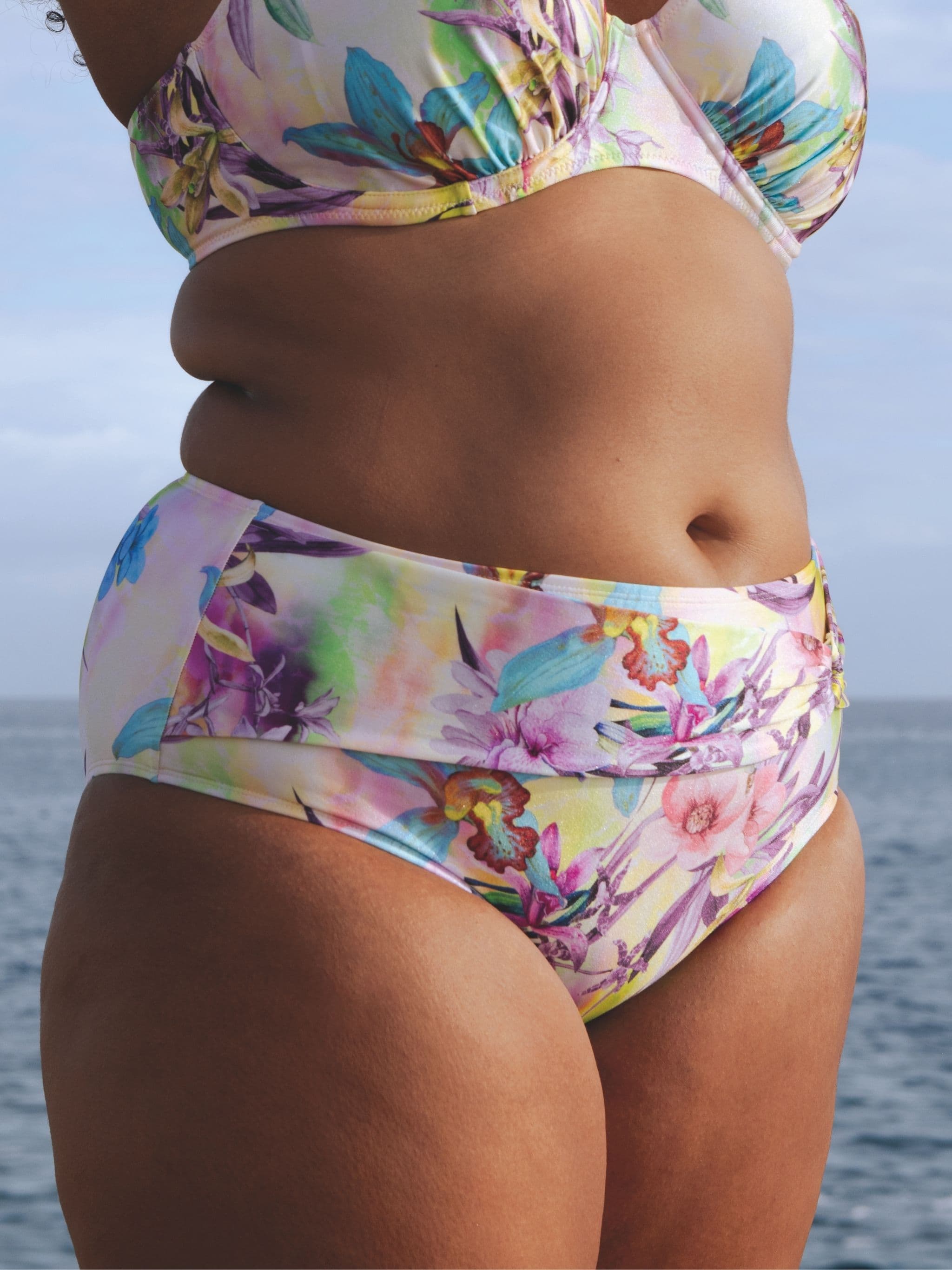 Højtaljet bikinitrusse - F46