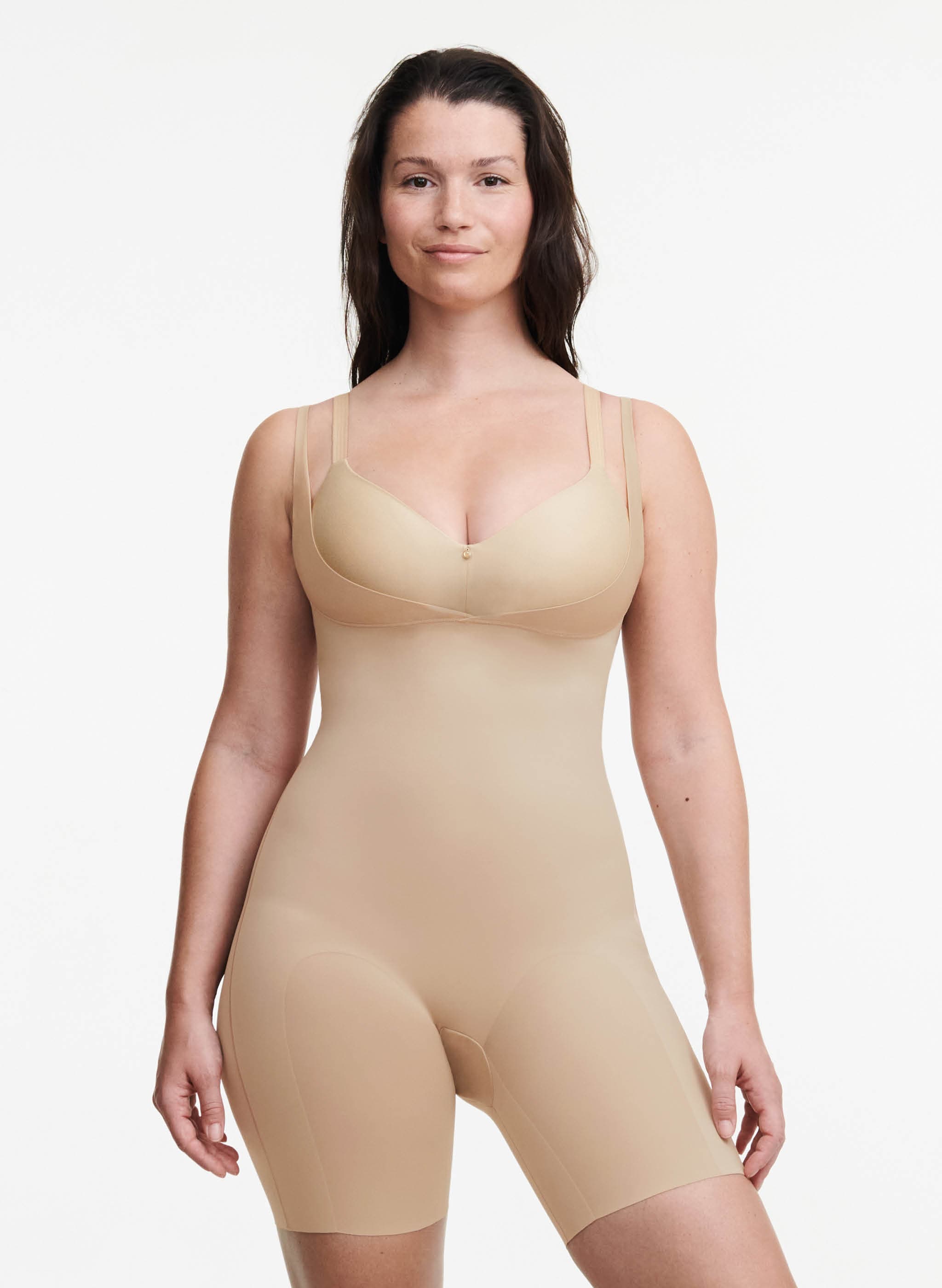 Body med shaping effekt og shorts - Nude