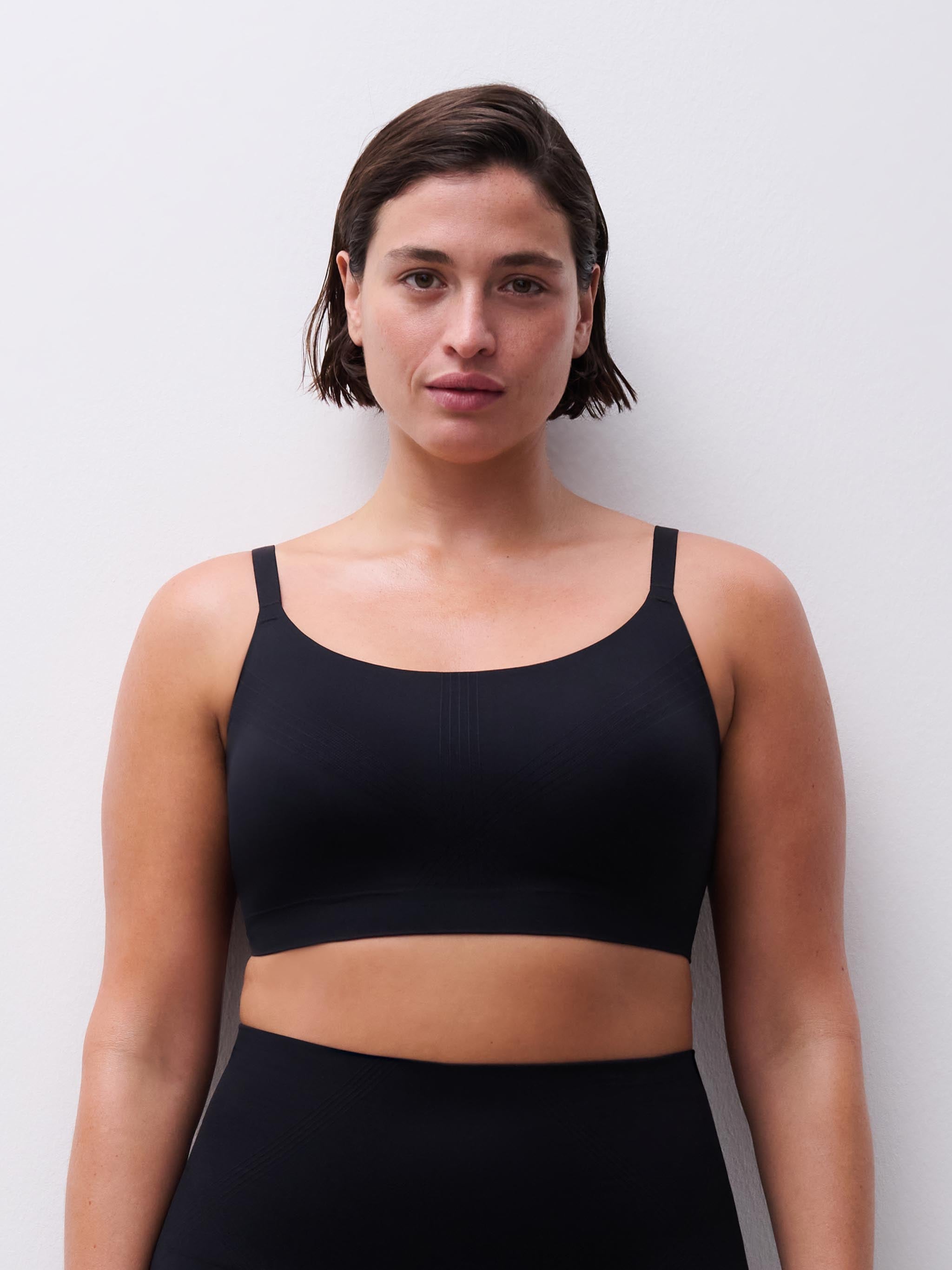 Bøjlefri t-shirt BH med shaping effekt - Black